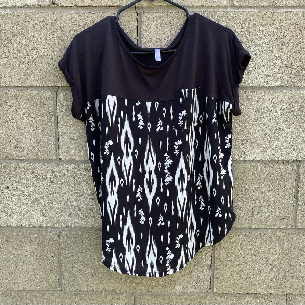 Black & White Aztec Graphic short sleeve sheer blouse Top L - Picture 3 of 4